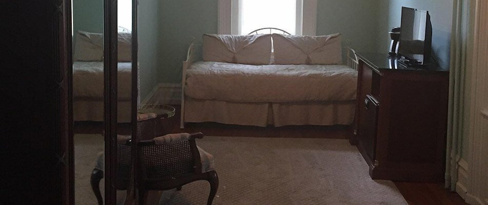 Suite, 1 Queen Bed, Balcony (Sarah's Suite) photo 2