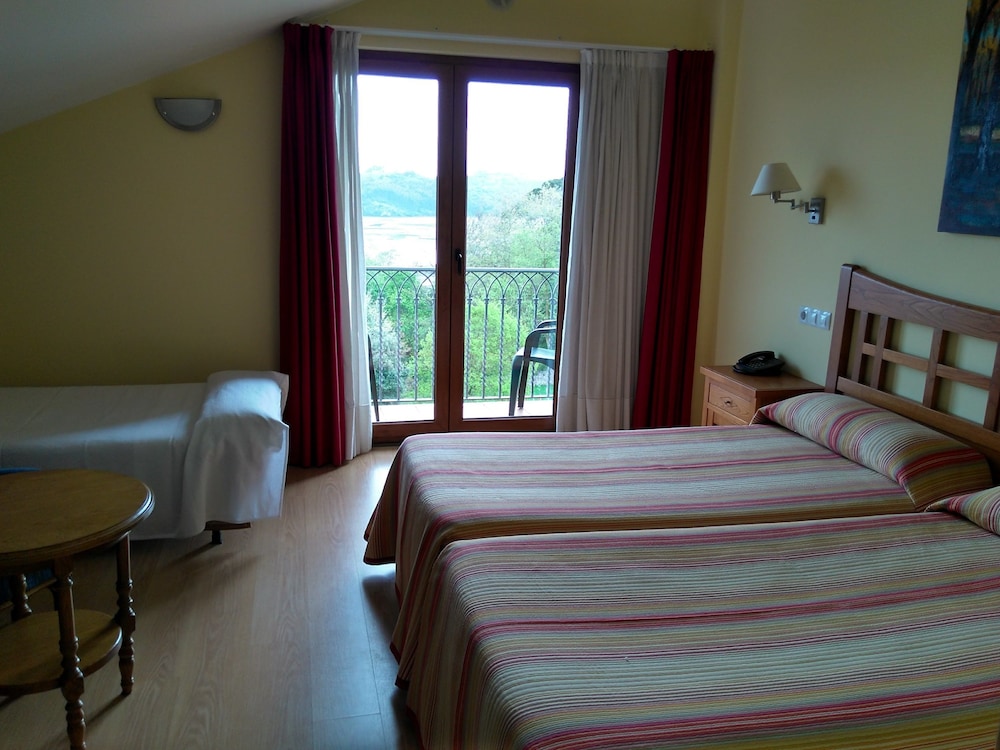 Habitación triple, vista al mar