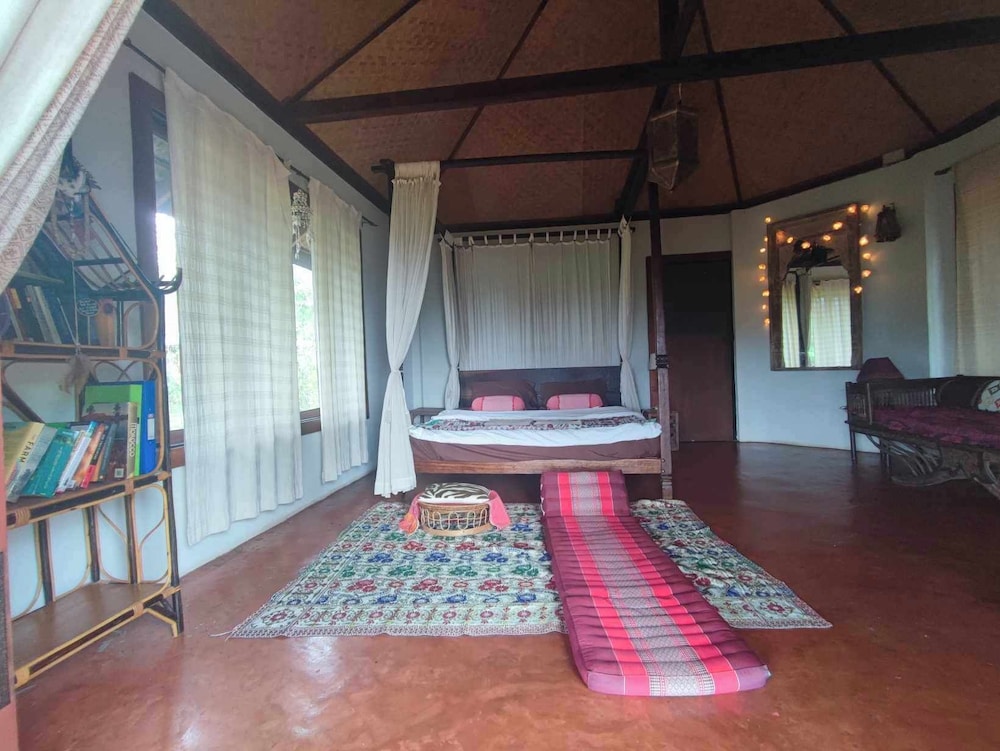 Deluxe Room, 1 Queen Bed, Private Bathroom, Hill View photo 1