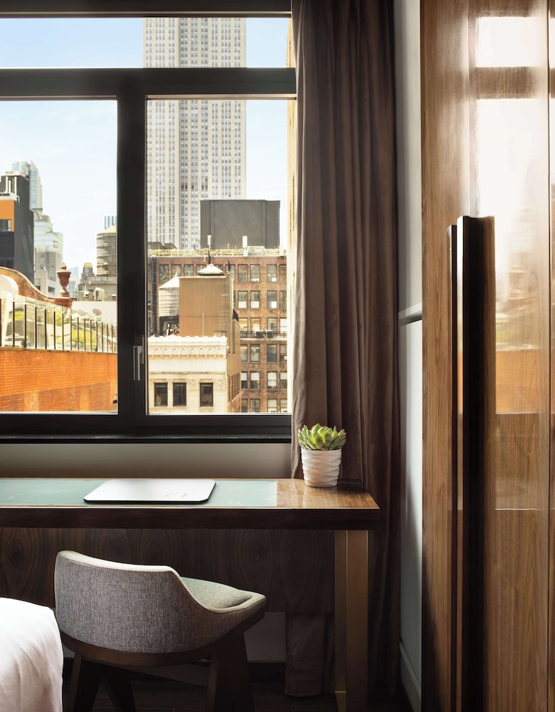 Room, 1 King Bed (Empire View)