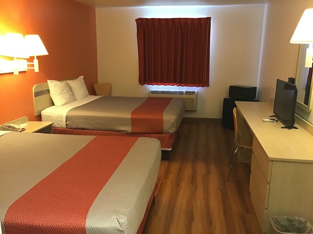 Standard Room, 2 Queen Beds, Non Smoking photo 3