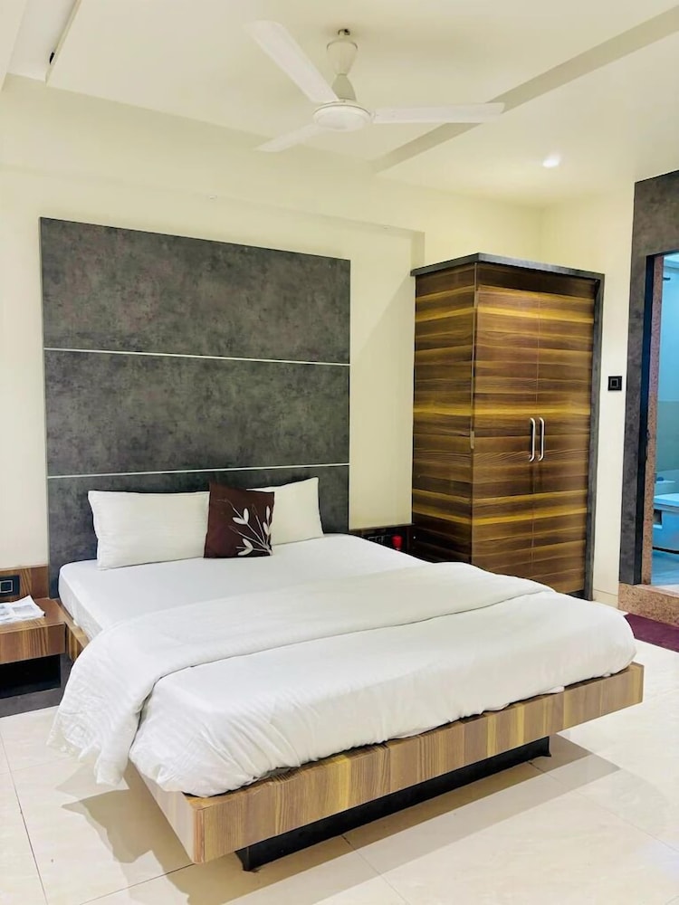 Deluxe Double Room, City View photo 3