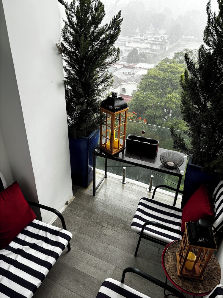 Deluxe Studio Suite, Balcony, City View photo 3