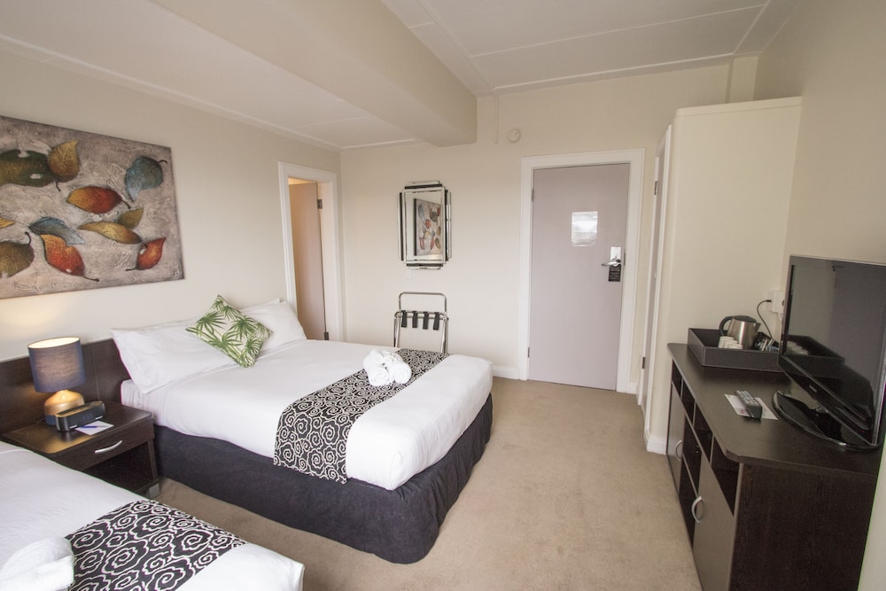 Twin, Double & Single Ensuite - Photo 2