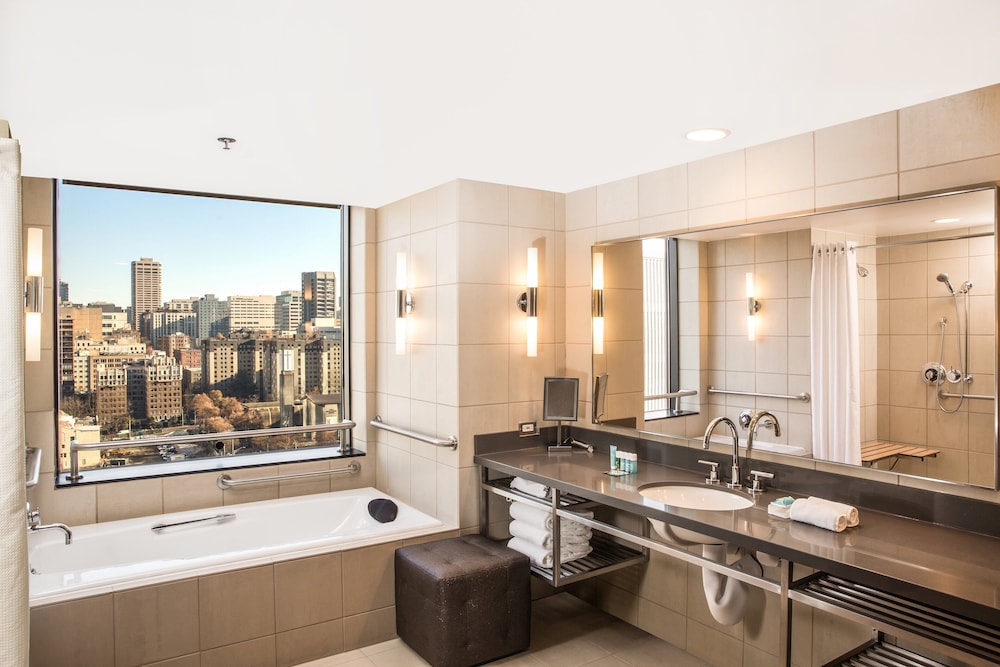 Superior Suite, 1 King Bed, City View (Corner) - Photo 6