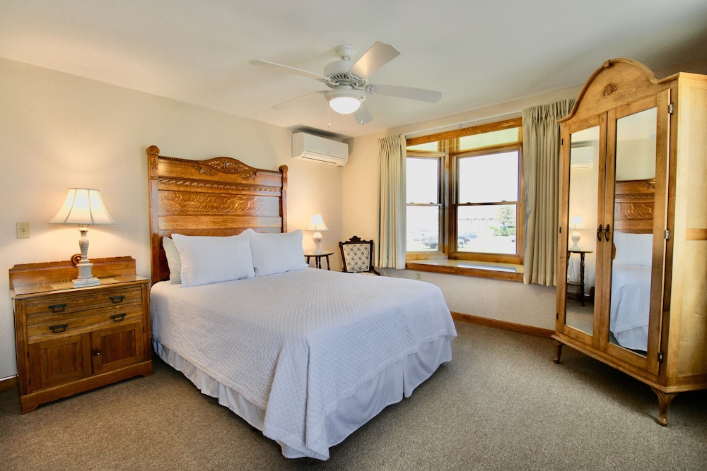 Room, 1 Queen Bed, Non Smoking, Partial Ocean View
