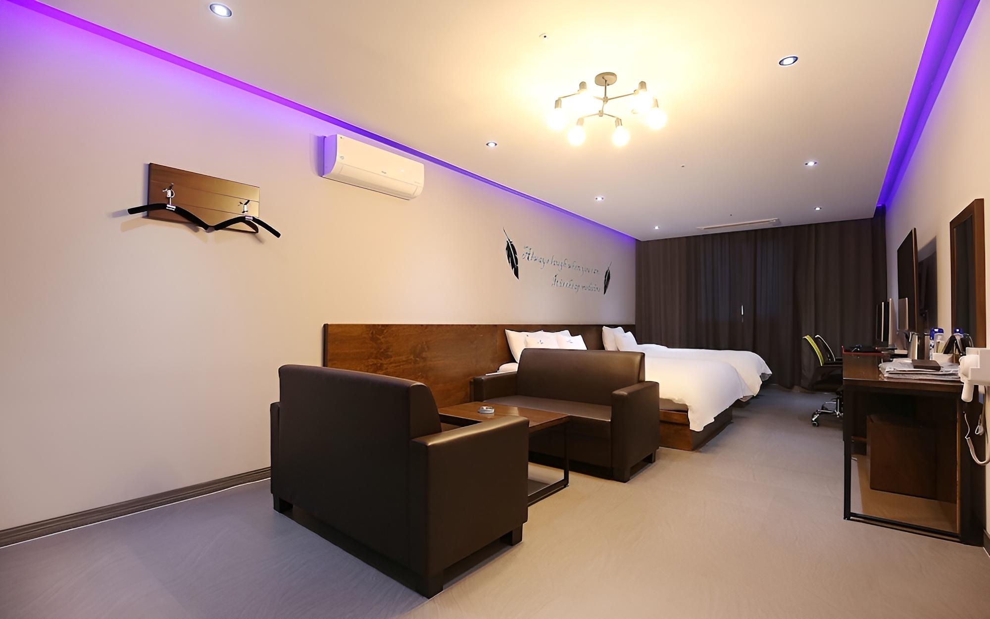 Room (VIP TWIN (Smoking)) - Photo 4