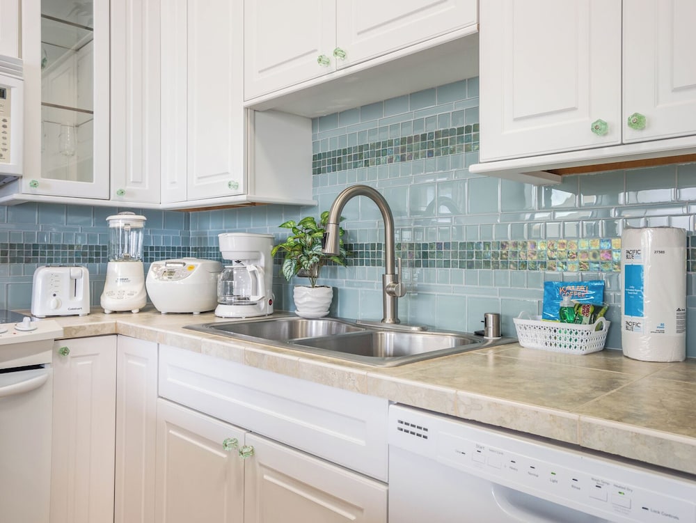 Premium Remodeled Condo with Ocean View and Parking: Premium Condo, 1 Bedroom, Air conditioning, Ocean View (0114) photo