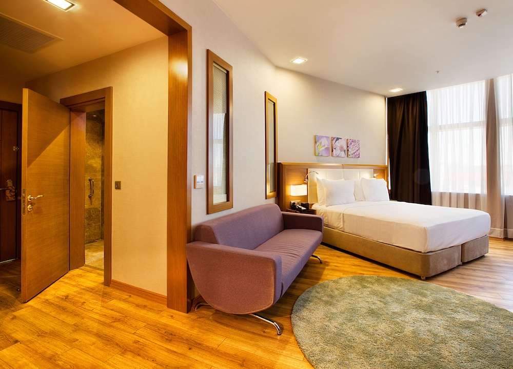 Junior Suite, 1 King Bed photo 3