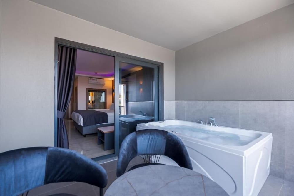 Deluxe Jacuzzi Room