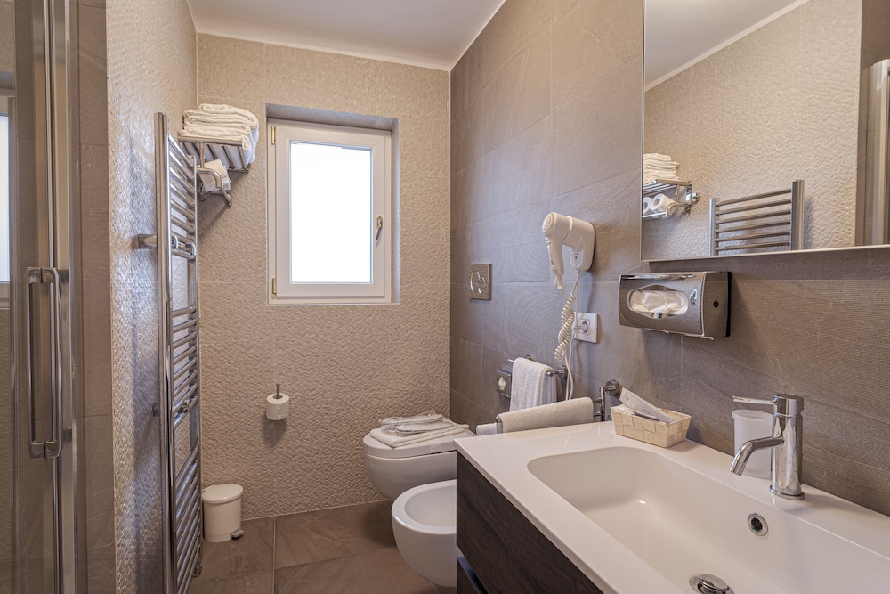 Deluxe Triple Room photo 2