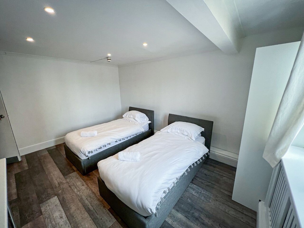 Basic Twin Room, Ensuite