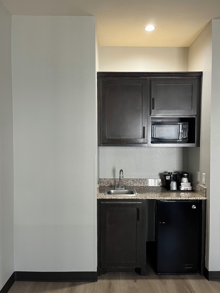 Deluxe Suite, 1 King Bed, Accessible, Non Smoking (Mobility/Hearing, Tub w/Grab Bars) - Photo 2