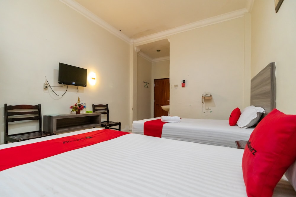 Twin Room (RedDoorz) - Photo 4