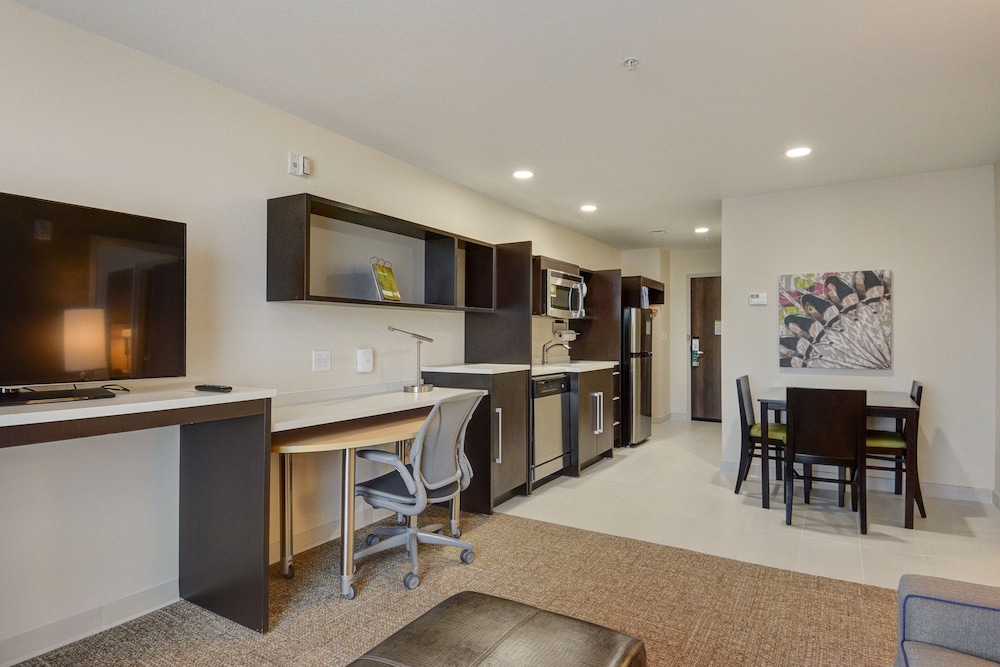 Premium Studio, 1 Queen Bed, Accessible, Non Smoking (Hearing)