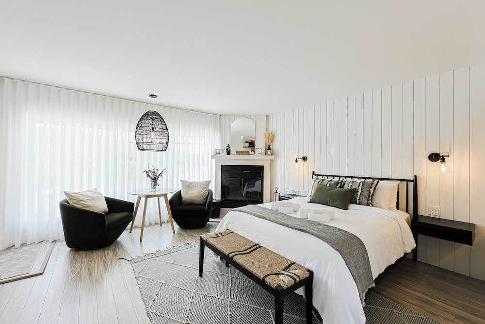 Design Studio, 1 Queen Bed, Kitchen, Lake View photo 1