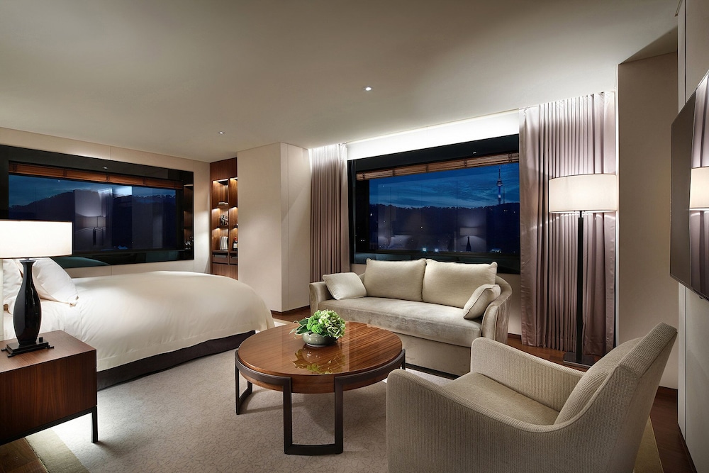 Deluxe Grand Corner with Pool Access (Non Smoking)