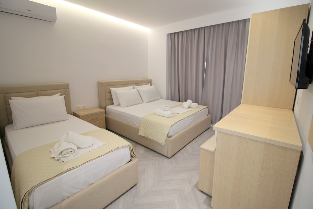 Deluxe Triple Room, Pool View