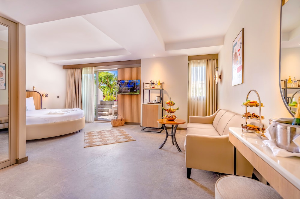 Comfort Swim up Room +13