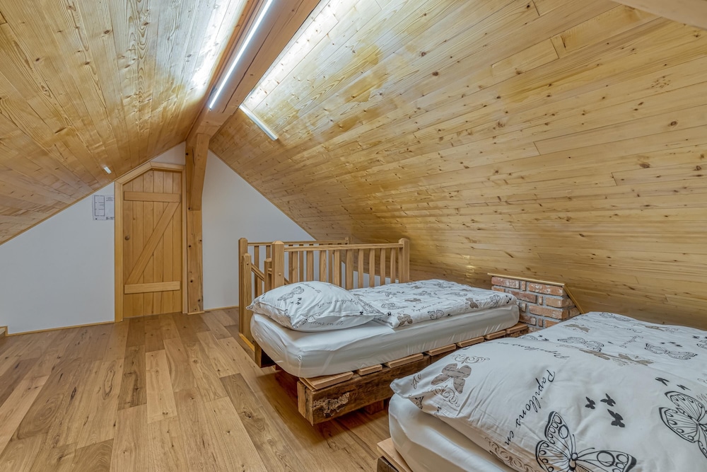 Family Chalet, Multiple Bedrooms, Mountainside (Old House Knezovo With Lovely View) photo 2