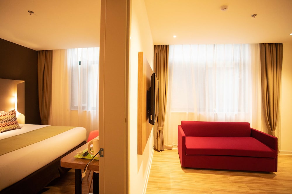 Standard Room, 1 King Bed photo 2