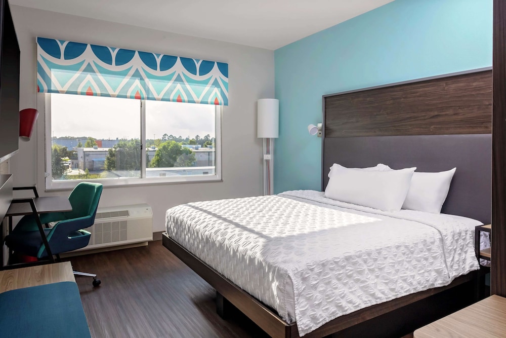 Room, 1 King Bed, Accessible (Hearing, Roll-in Shower) - Photo 1