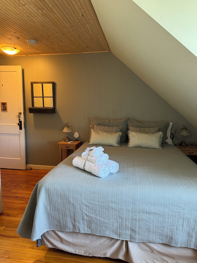 Classic Double Room, 1 Queen Bed, Partial Lake View photo 2