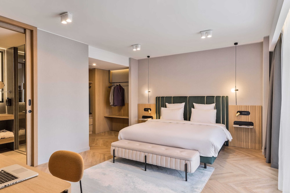 Junior Suite, 1 King Bed with Sofa bed - Photo 1