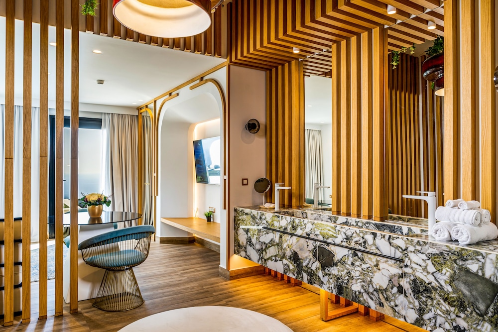 King Suite with Sea View and Heated Plunge Pool - Photo 15