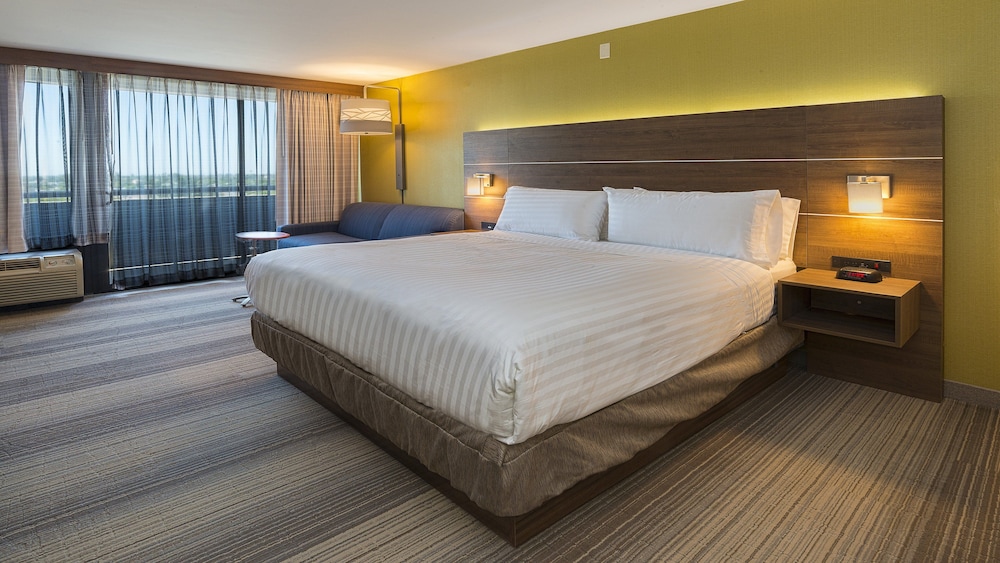 Room, 1 King Bed, Accessible (Communication, Walk-In Shower) photo 2
