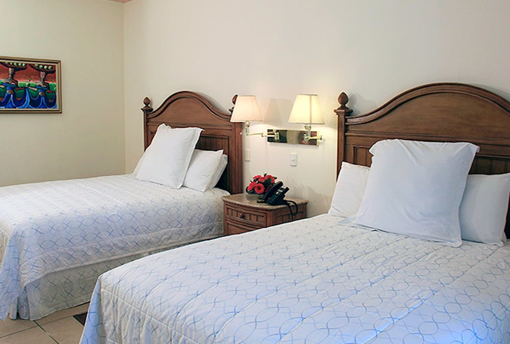 Standard Double Room, 2 Queen Beds, Mountain View photo 1
