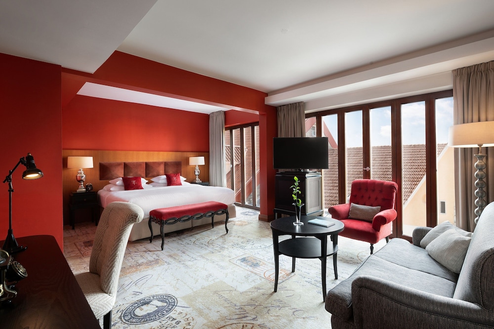 Junior Suite, 1 King Bed with Sofa bed (Courtyard View) - Photo 2