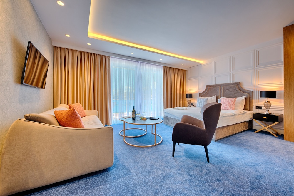 Studio Suite, 1 King Bed, Non Smoking, Sea View