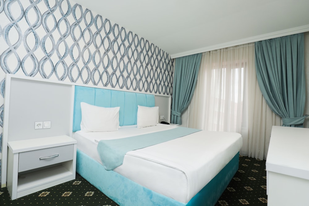 Economy Double or Twin Room, Pool Access, City View photo 3