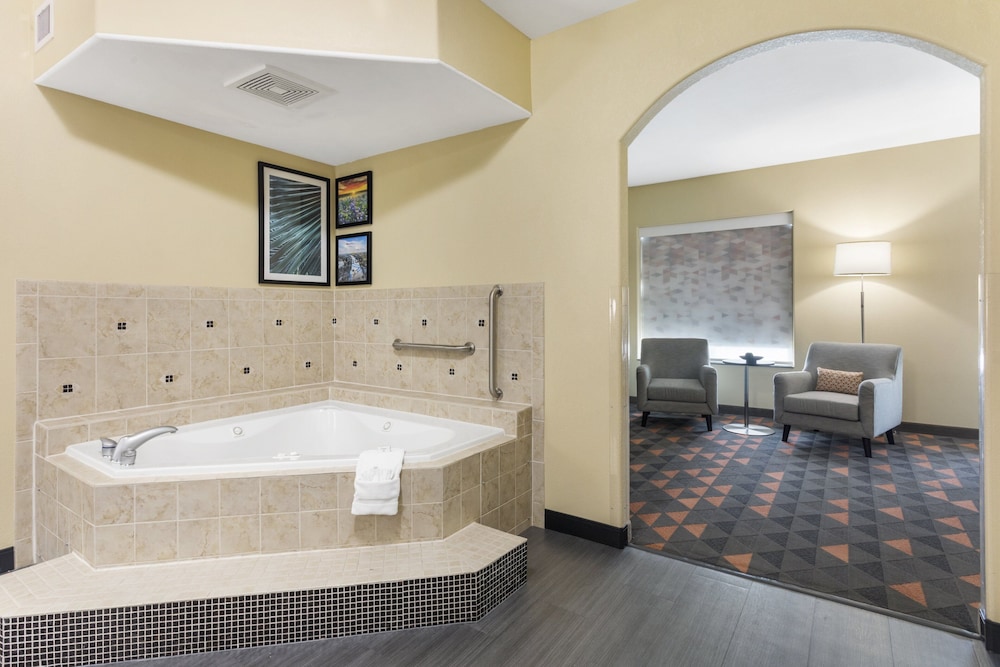Suite, 1 King Bed, Jetted Tub (Additional Living Area) - Photo 2
