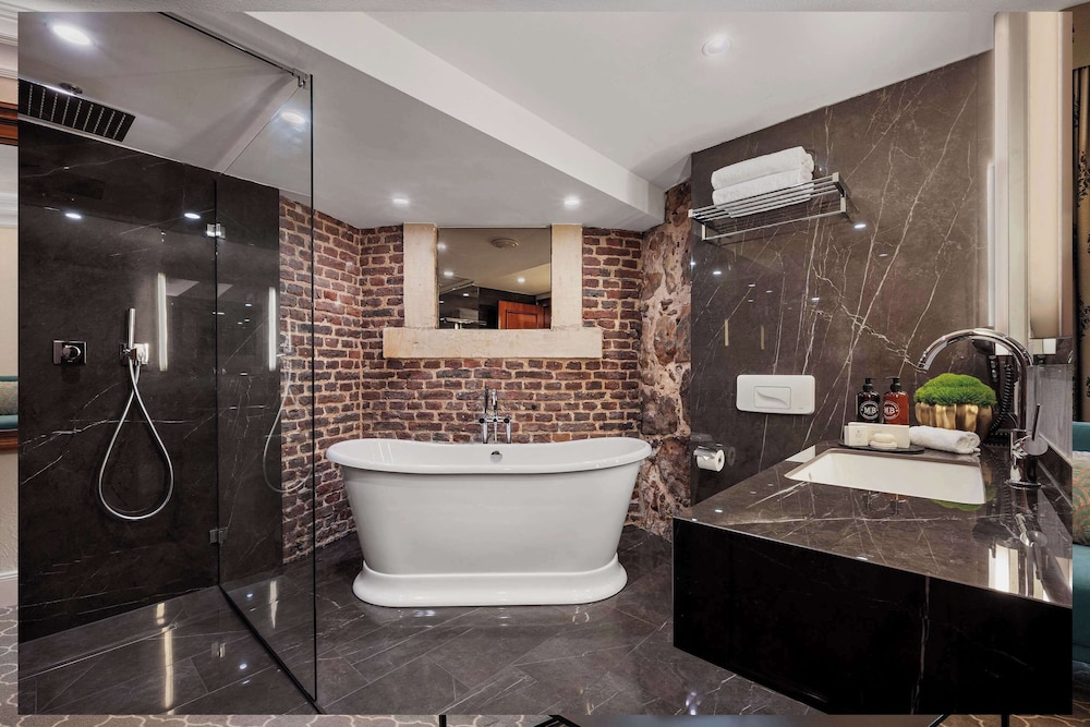 Junior Suite, 1 Double Bed, Bathtub, Garden Area - Photo 7