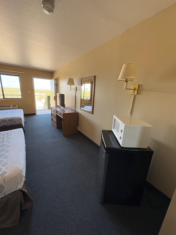 Standard Room, 2 Queen Beds, Non Smoking - Photo 6