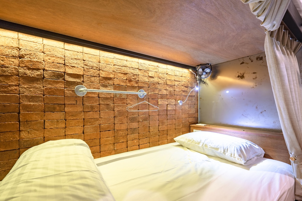 Signature Shared Dormitory, 1 Double Bed photo 3