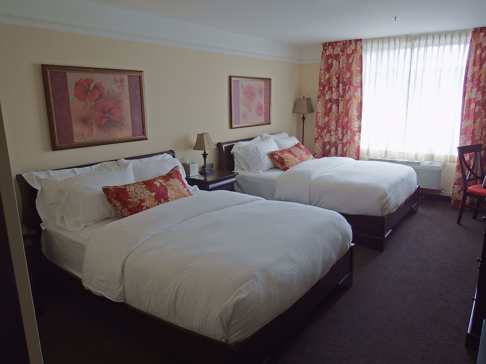 Classic, 2 Queen Beds - Photo 3