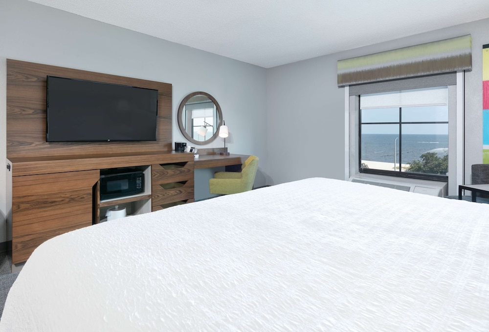 Room, 1 King Bed, Beach View - Photo 1