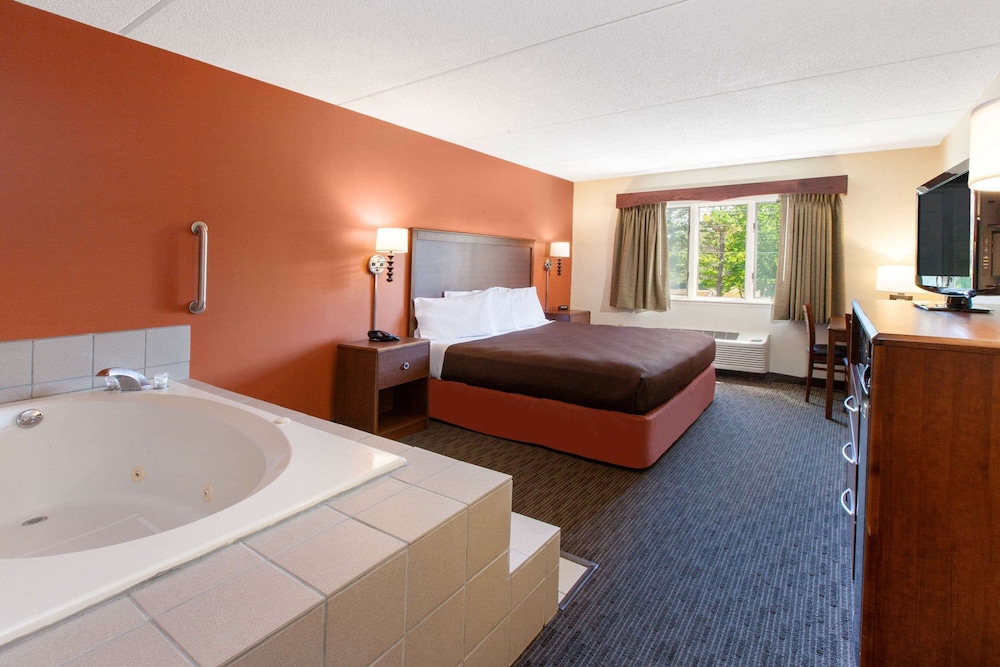 Deluxe Studio Suite, 1 King Bed, Non Smoking, Lake View photo 3