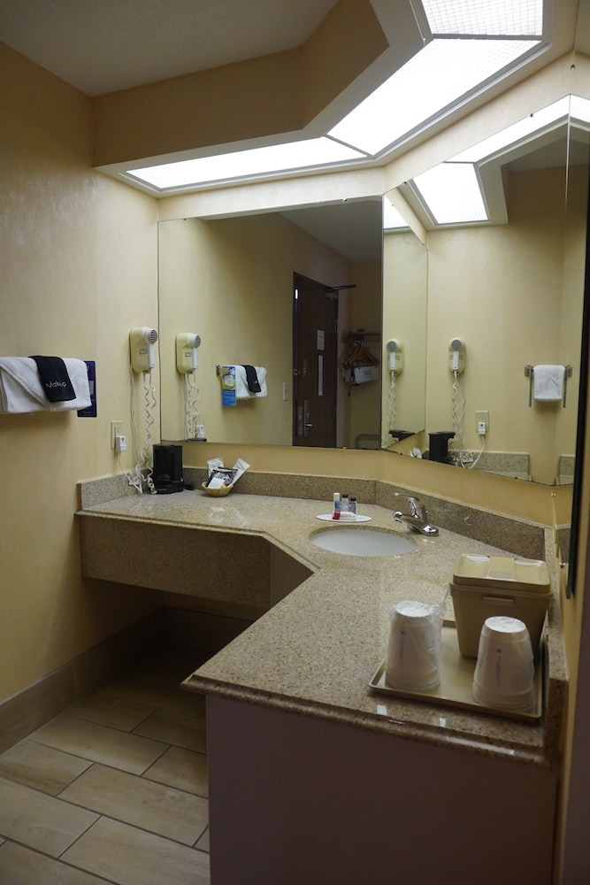 Deluxe Studio Suite, 1 King Bed, Non Smoking, Jetted Tub - Photo 3