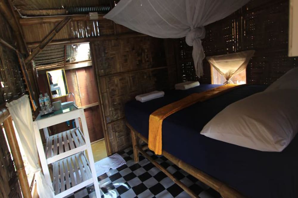 Bamboo Bungalow (Fan Room)