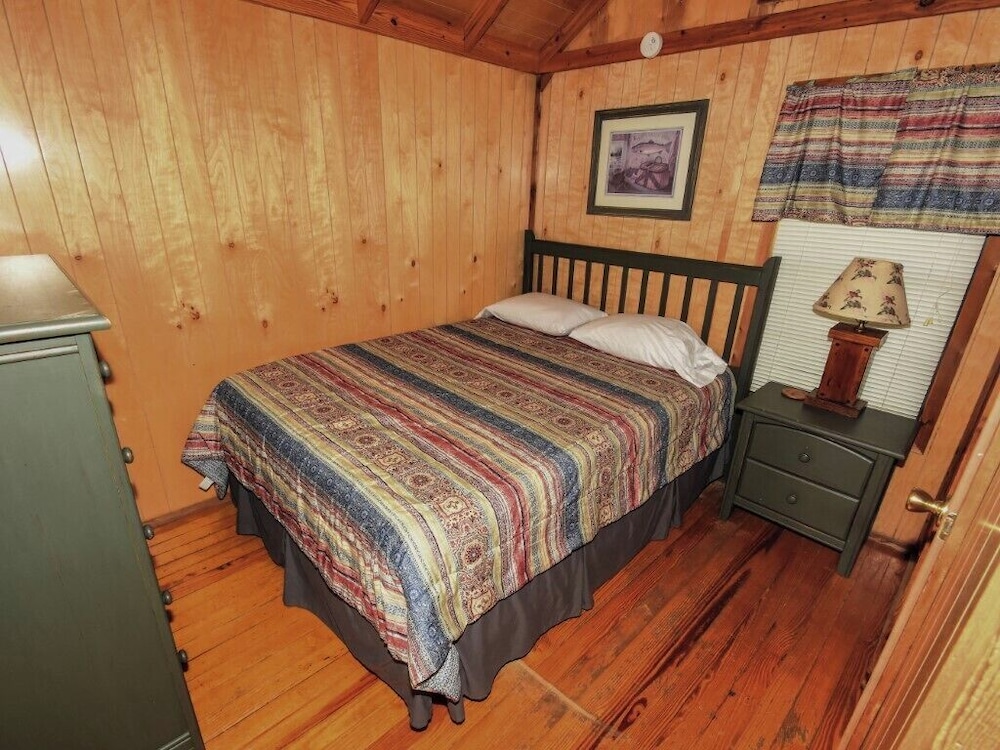 Lake View, Cedar Cabin Lake Texoma, Kitchenette, Queen, Screened Patio, Pet Friendly photo 2