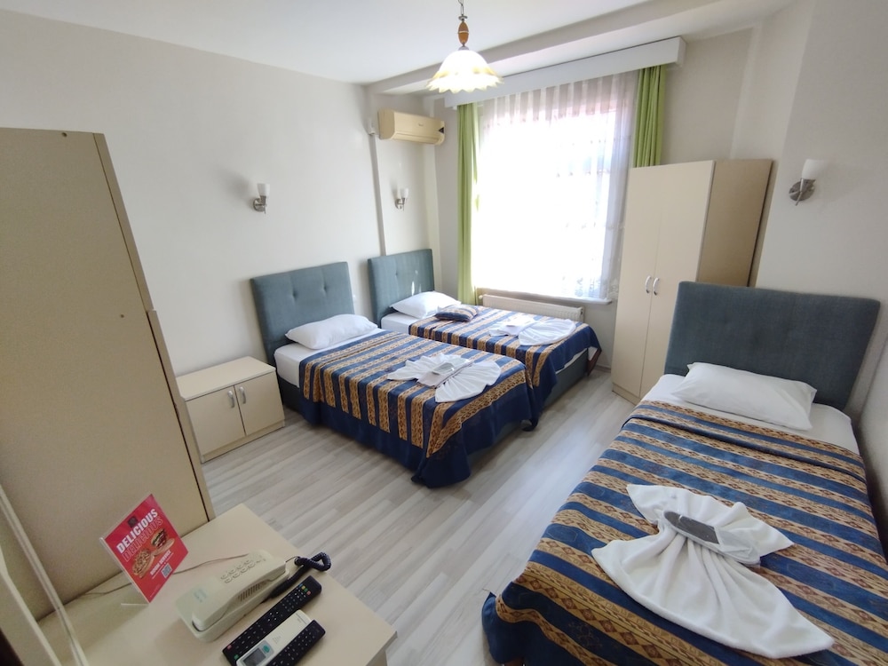 Standard Triple Room, 3 Twin Beds photo 1