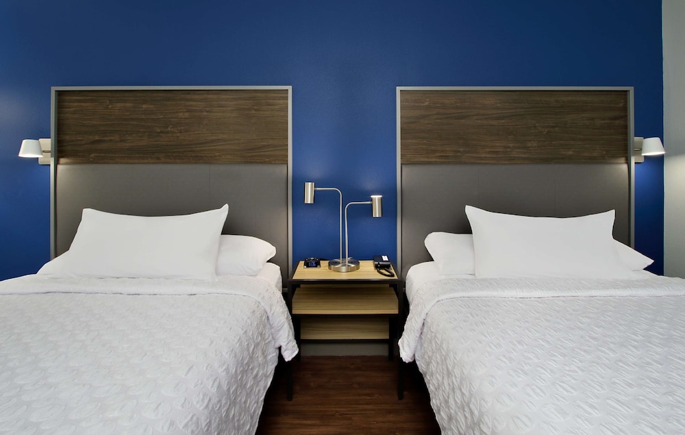 Room, 2 Queen Beds, Accessible, Bathtub - Photo 1