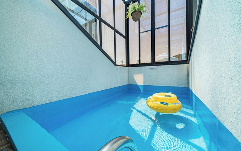 Room (Ara (individual indoor heated swimmin) photo 3