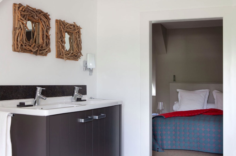 Suite, 1 King Bed with Sofa bed, Garden View photo 2