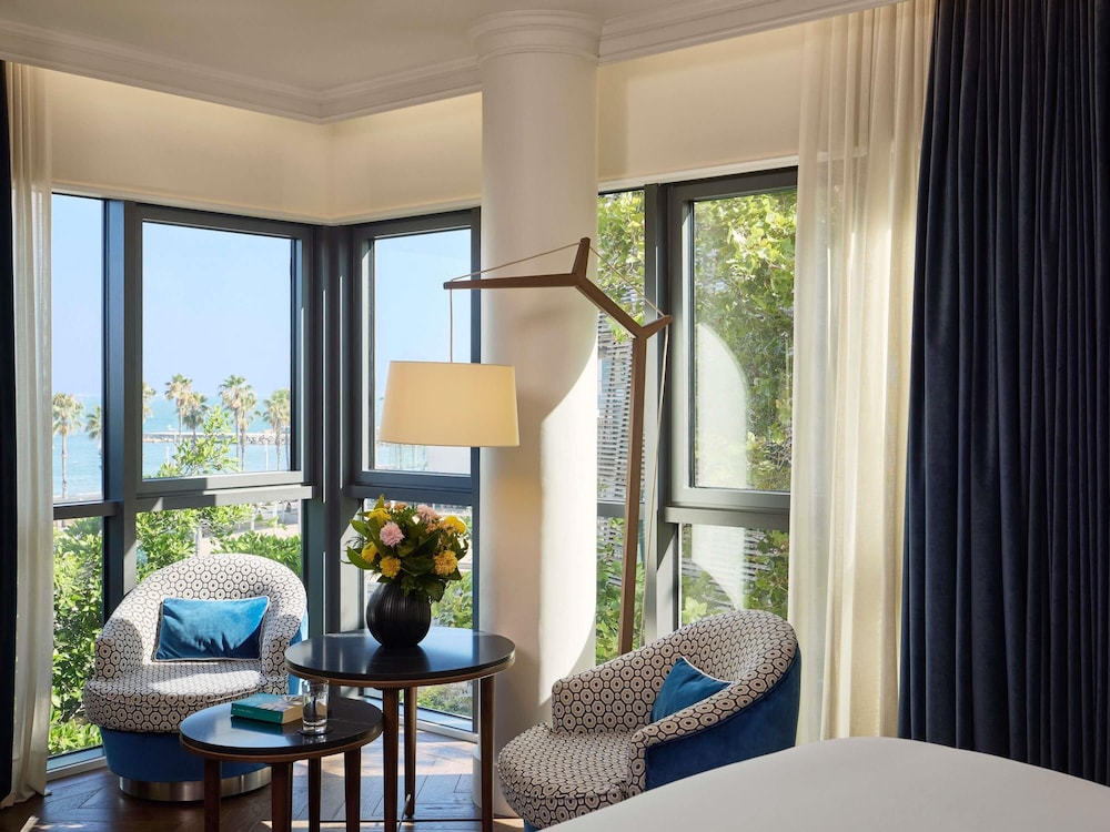 Premium King Room with One King Bed (Non Smoking) thumbnail 5