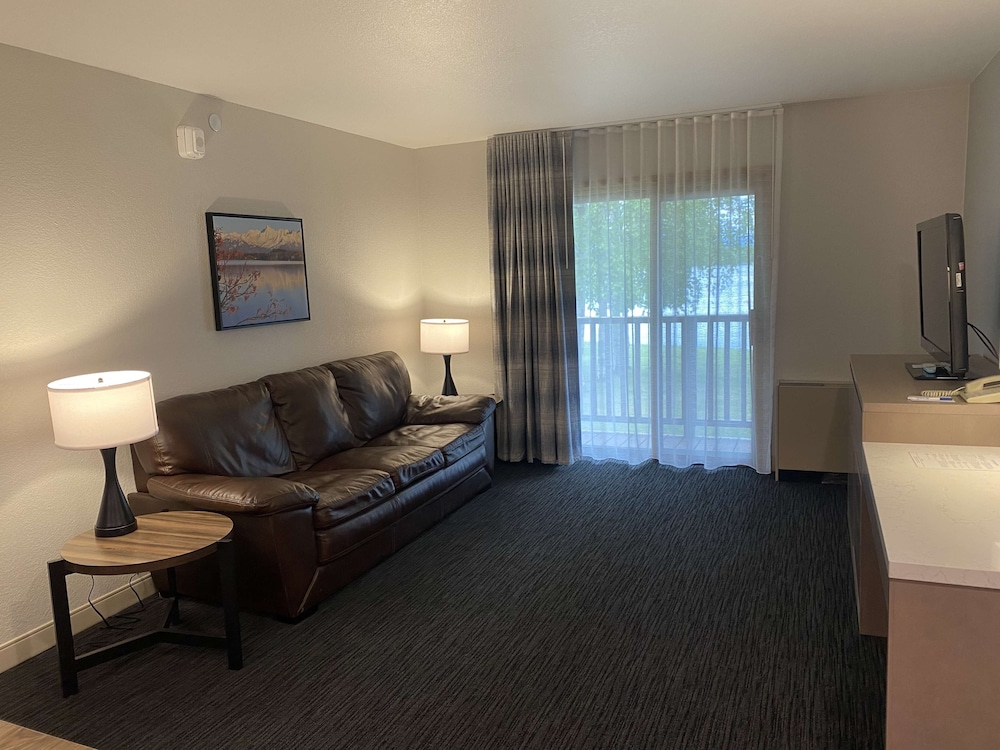 Suite, 1 King Bed, Non Smoking, Lake View - Photo 2